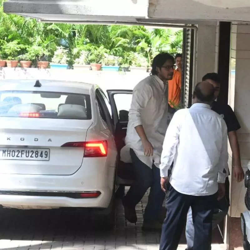 नाना के घर आए जुनैद खान