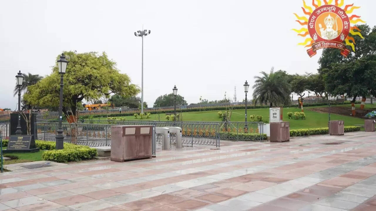 मंदिर परिसर में बन रहे सप्त मंदिर