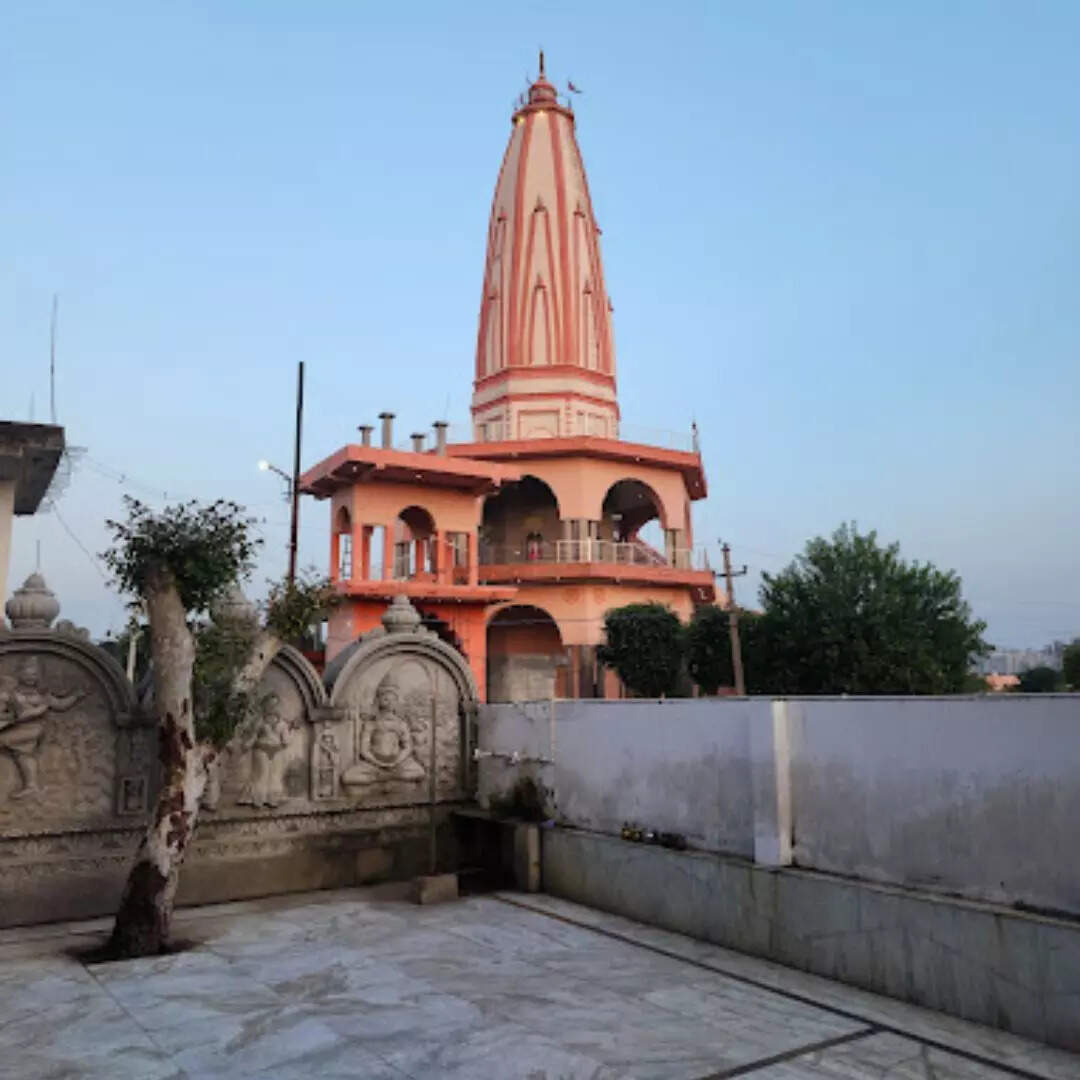 सड़क मार्ग से पहुंचे बिसरख