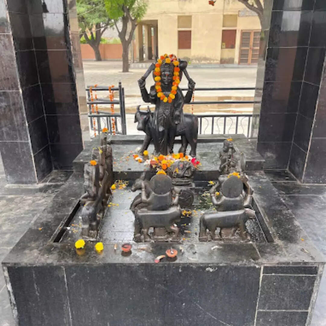 विश्रवा मुनि मंदिर के करें दर्शन