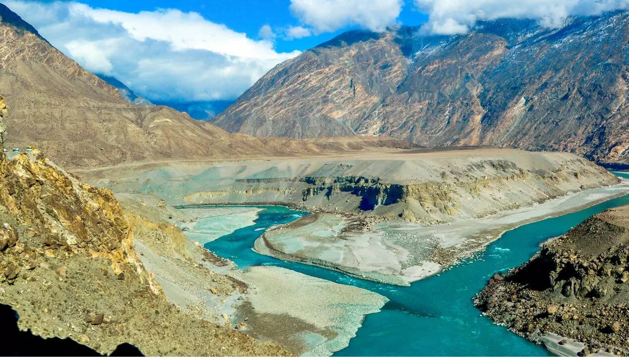 सिंधु नदी पाकिस्तान की सबसे लंबी नदी और राष्ट्रीय नदी