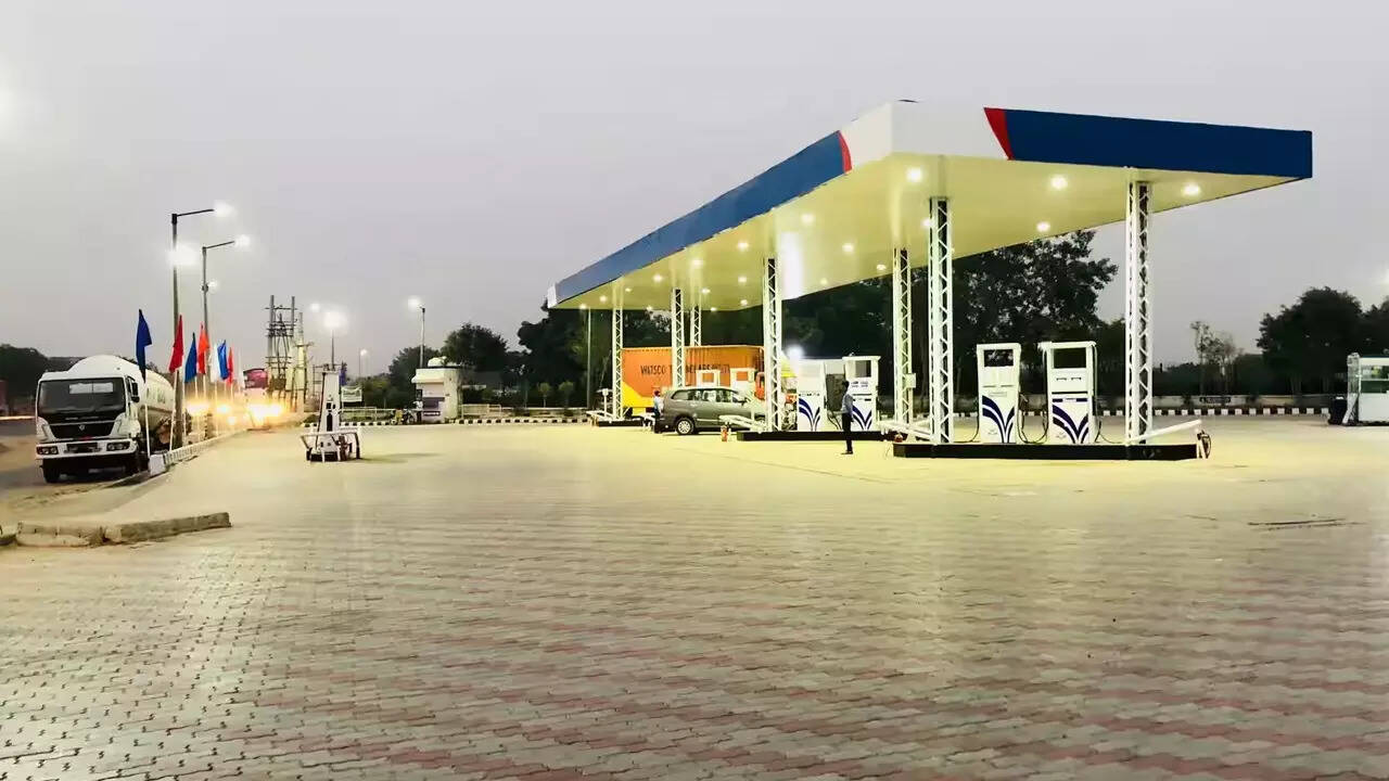 हाईवे पर और पेट्रोल पंप सीएनजी स्टेशन आदि खुलेंगे।