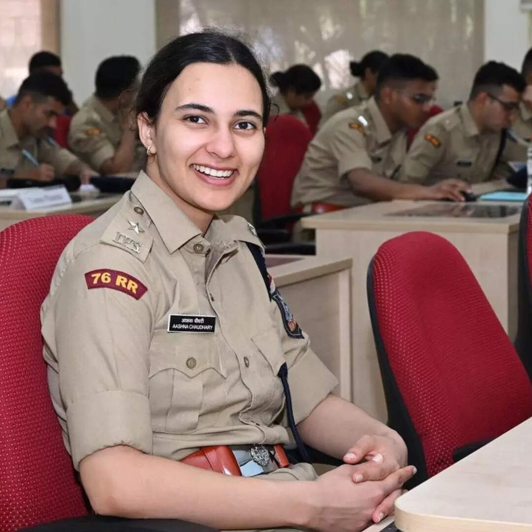 Success Story of IPS Aashna Chaudhary Social Media Star Become UPSC ...