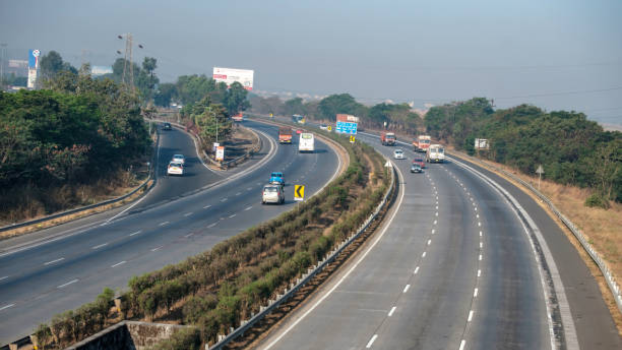 6 लड़ाकू जेट एक्सप्रेसवे पर उतरे