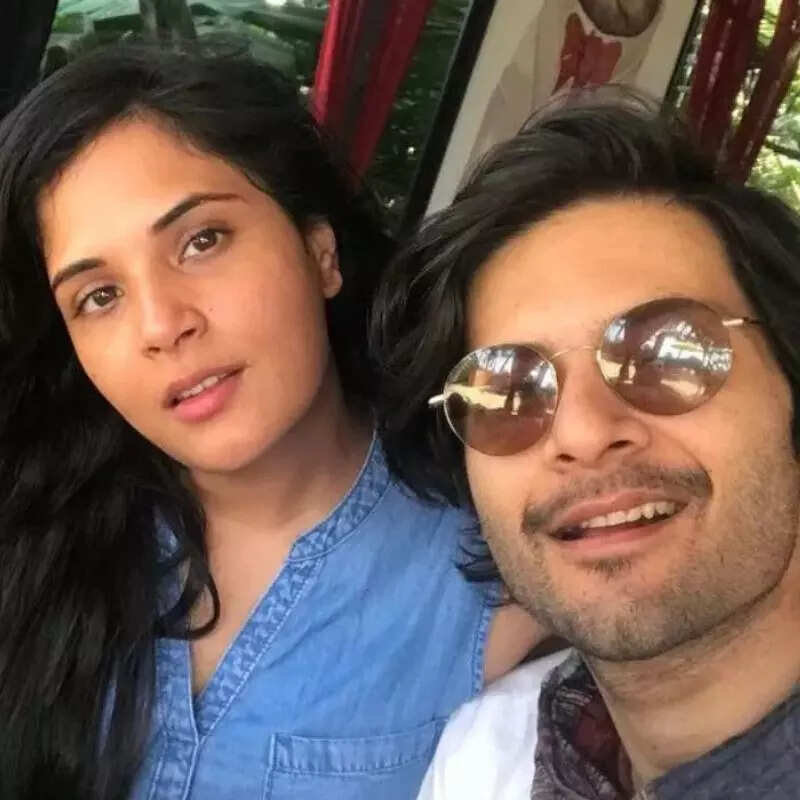 फुकरे के सेट पर हुई मुलाकात 