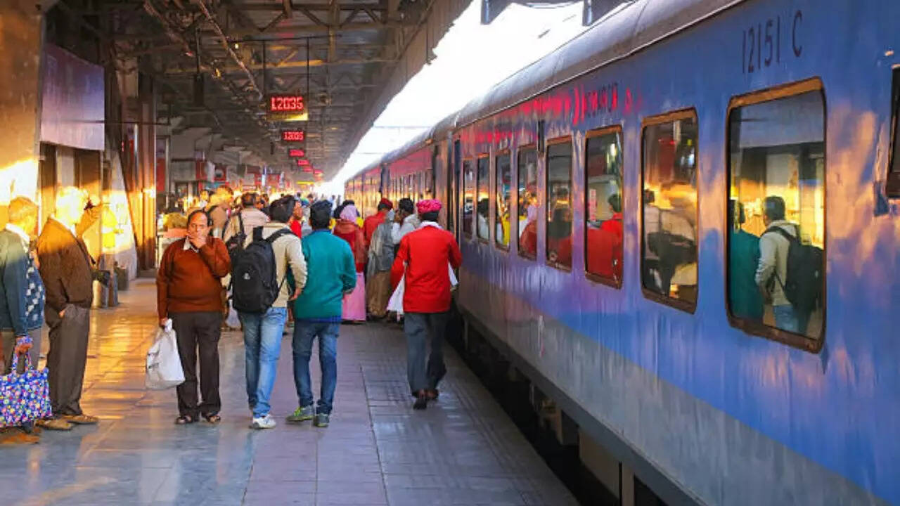ट्रेन और सीट विकल्प पहले तय करें