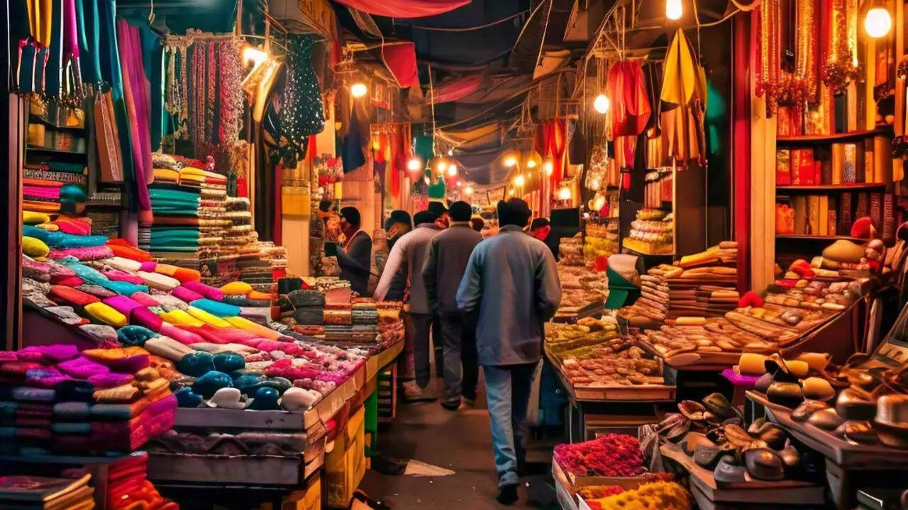 त्योहारों के लिए शॉपिंग करनी हो या रोजाना के इस्तेमाल के लिए सामान खरीदना हो। पुरानी दिल्ली के ये बाजार सदाबहार हैं जहां आपको अपकी जरूरत का हर सामान बजट में मिल जाता है।