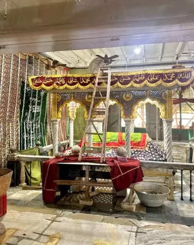 हिना खान ने फैंस को दिखाई दरगाह के अंदर की झलक