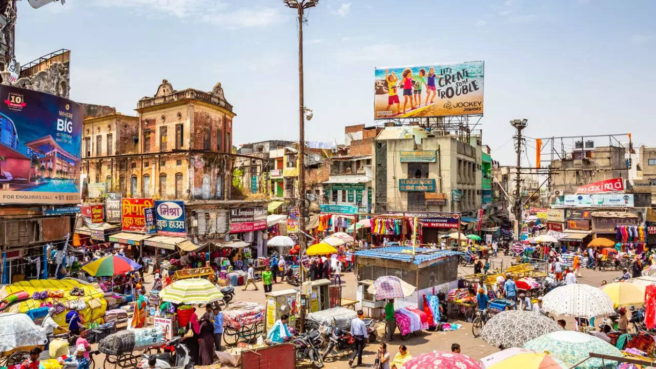 चांदनी चौक मार्केट के बारे में न केवल दिल्लीवाले बल्कि अन्य राज्यों के लोग भी जानते हैं। शादी की शॉपिंग के लिए दूर-दूर से यहां लोग आते हैं। लेकिन क्या आप जानते हैं कि दिल्ली के चांदनी चौक में एक नहीं बल्कि 7 अलग-अलग मार्केट है। अगर नहीं तो चलिए आज आपको उनके नाम बताएं -