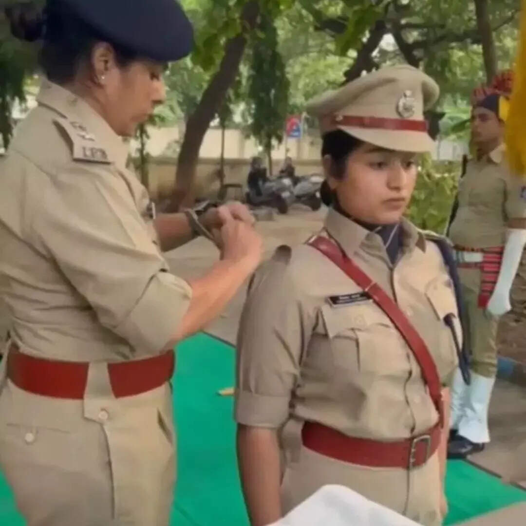 वर्दी पहनते वक्त हुईं भावुक
