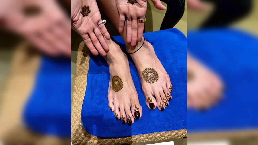 Shilpa Shetty Mehndi Pic करवा चौथ पर एक्ट्रेस शिल्पा शेट्टी ने लगाई ऐसी मेहंदी