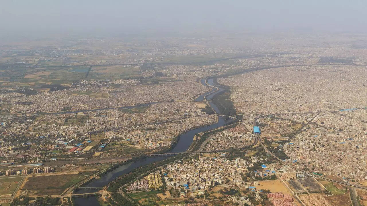साहिबी नदी पर बसा शहर