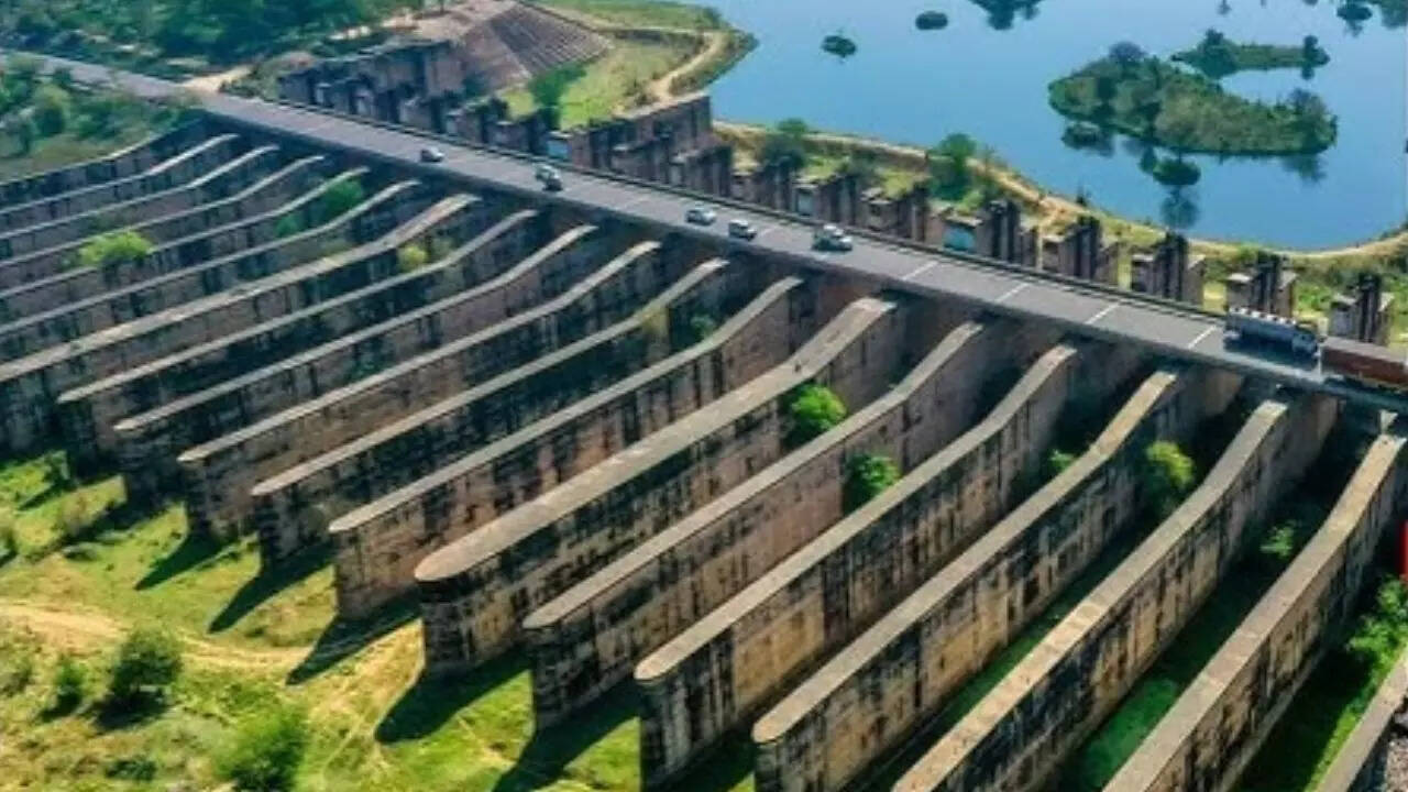 बारिश पर निर्भर थी नदी