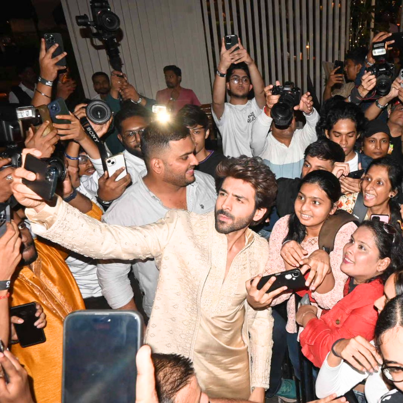 फैंस के बीच पहुंचे कार्तिक
