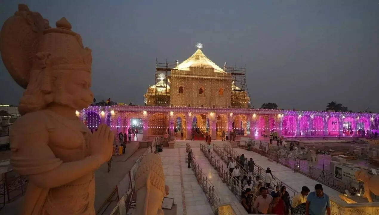 पूरी अयोध्या नगरी का दुल्हन की तरह श्रृंगार किया गया है