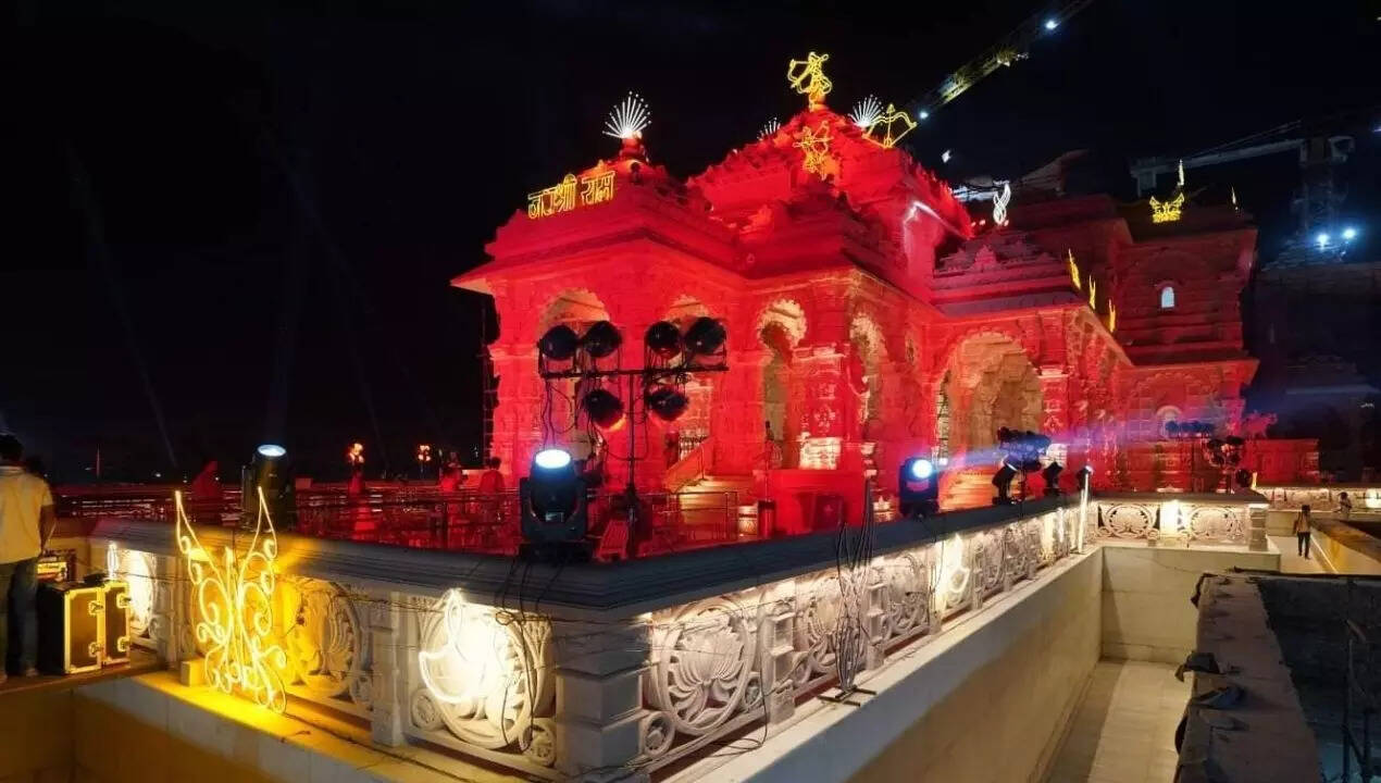 भव्य राम मंदिर की आभा देखते ही बन रही है