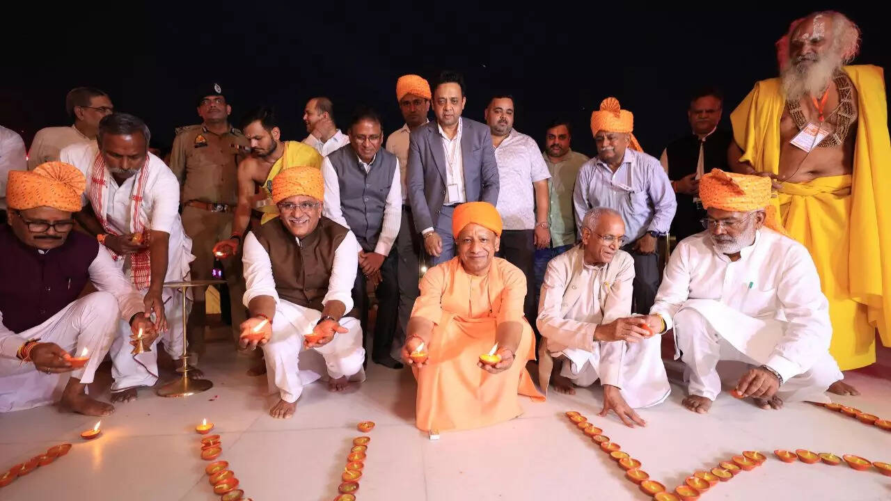 मंदिर प्रागंण में जले हजारों दिये