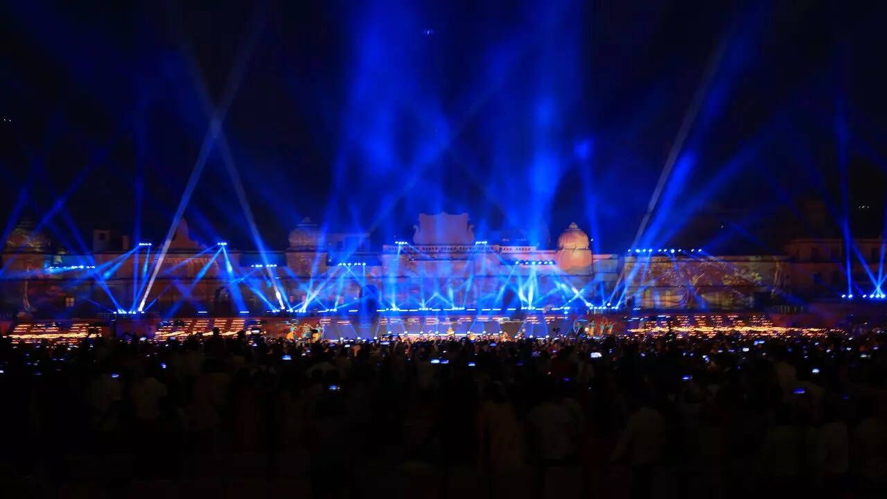 लेजर लाइट शो में हजारों लोग आए