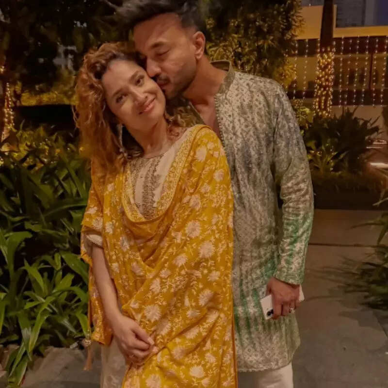 अंकिता लोखंडे-विक्की जैन ने दी फैंस को दिवाली की शुभकामनाएं
