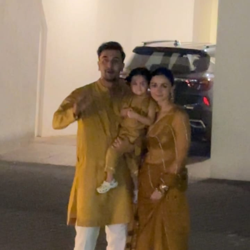 पैपराजी से फोटो खिंचवाती है राहा