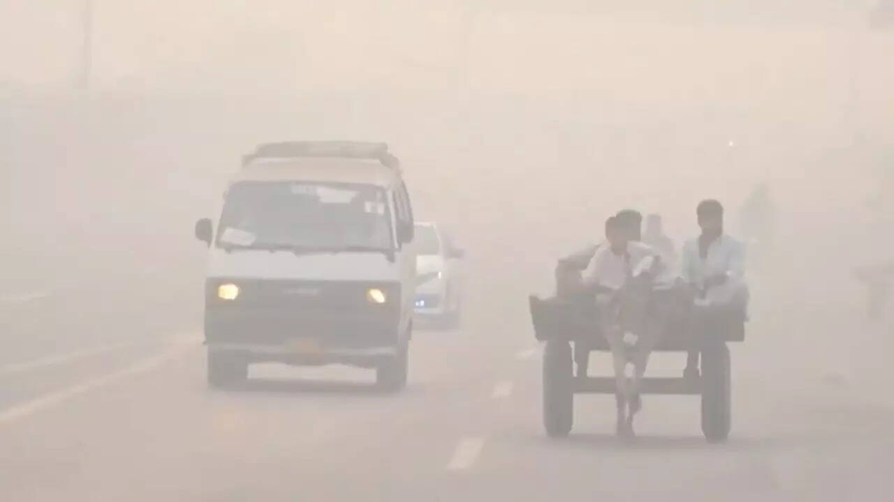 घरों में कैद हुए लोग