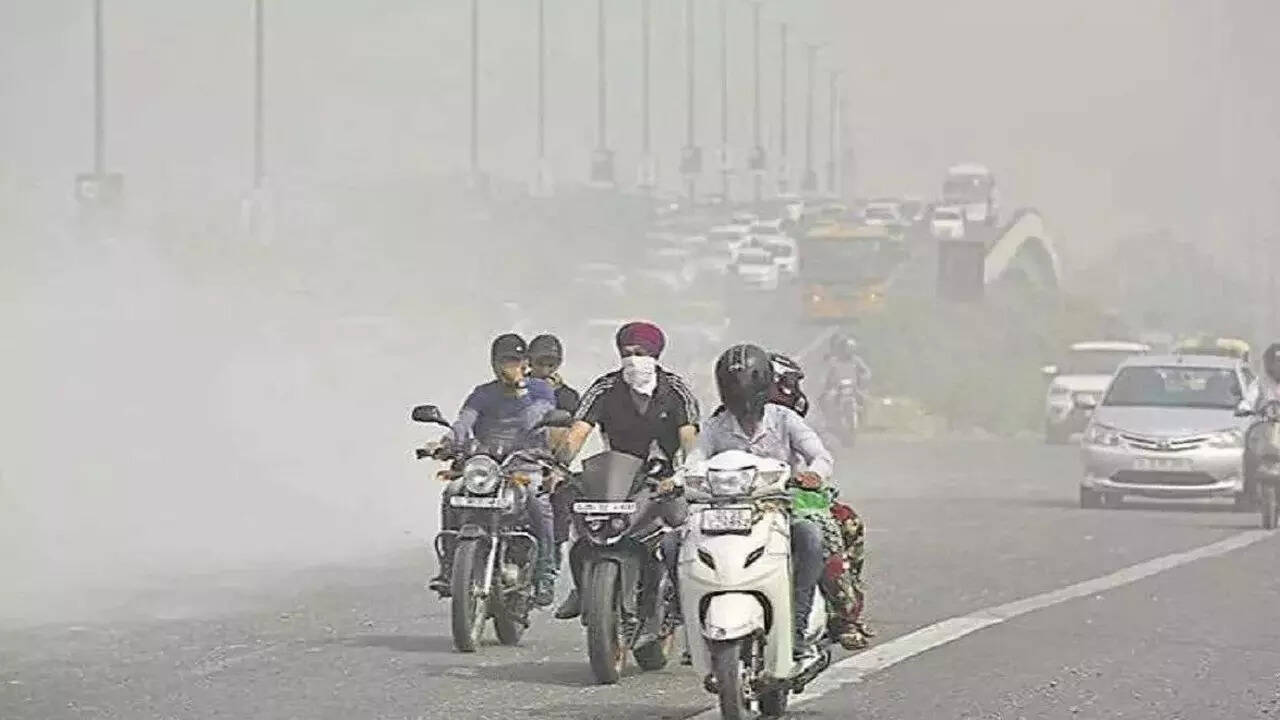 अक्टूबर महीने का औसत पीएम 25 का स्तर 111 माइक्रोग्राम प्रति क्यूबिक मीटर रहा। 2023 में यह 104 2022 में 105 2021 में 75 और 2020 में 133 रिकॉर्ड किया गया था।