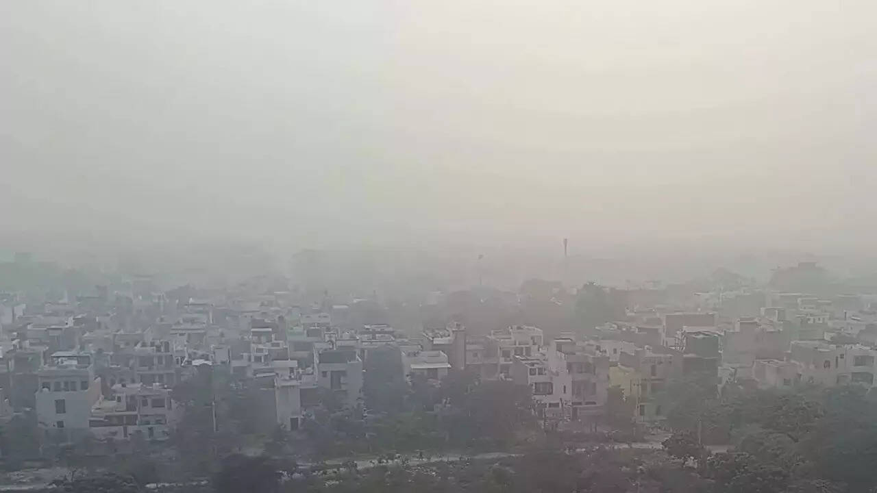 देश के सबसे गंदे शहरों की लिस्ट में पहला स्थान प्राप्त करने के अलावा दिल्ली में पिछले सालों की तुलना में इस साल अक्टूबर में सबसे अधिक प्रदूषण स्तर दर्ज किया गया है।