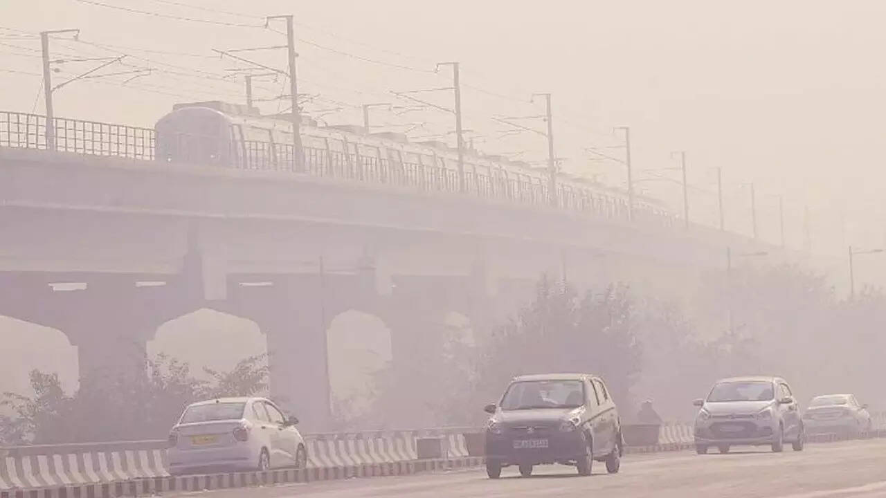 बता दें कि अक्टूबर महीने में देश के 10 सबसे प्रदूषित शहरों में सबसे अधिक शहर उत्तर प्रदेश के शामिल हैं। इसमें तीन शहर हरियाणा के भी शामिल हैं।