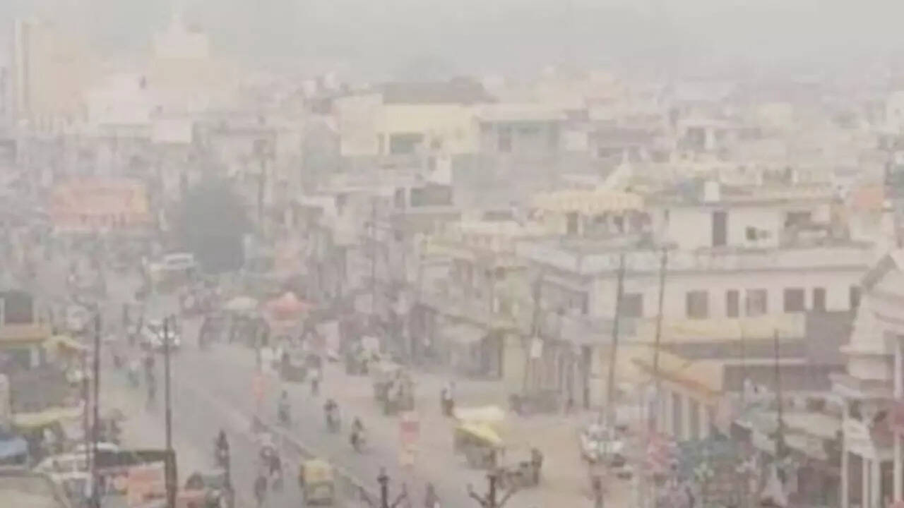 CREA की रिपोर्ट के अनुसार दिल्ली को छोड़कर मुंबई कोलकाता चेन्नई और बेंगलुरु जैसे सभी महानगर अक्टूबर महीने में राष्ट्रीय मानक के नीचे पीएम 25 के स्तर को बनाए रखने में सफल रहे।