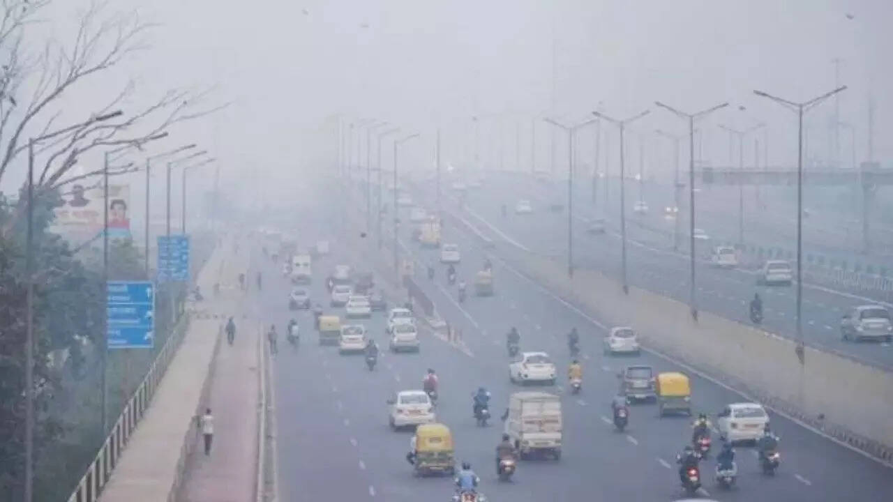 इन सबसे प्रदूषित शहरों में दिल्ली समेत गाजियाबाद नोएडा मुजफ्फरनगर मेरठ हापुड़ ग्रेटर नोएडा चरखी दादरी गुरुग्राम बहादुरगढ़ शामिल है।