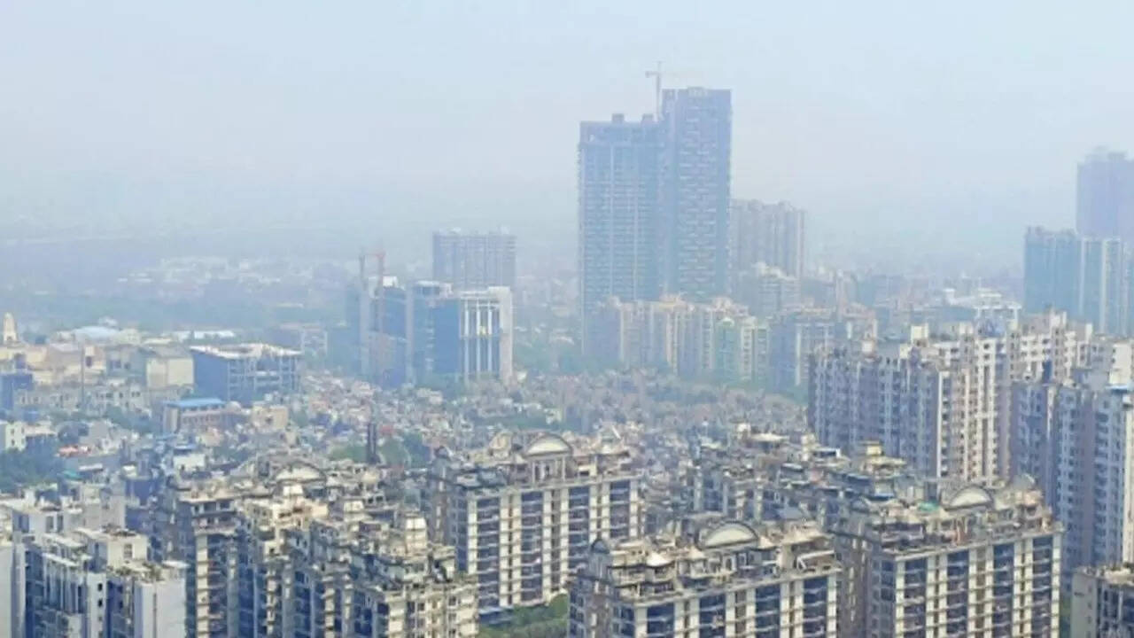 अभी ठीक से सर्दियों की शुरुआत भी नहीं हुई है कि कई शहरों का एक्यूआई बहुत खराब श्रेणी में बना हुआ है। इस बीच सेंटर फॉर रिसर्च ऑन एनर्जी एंड क्लीन एयर ने अक्टूबर महीने में देश के 10 सबसे प्रदूषित शहरों के बारे में बताया। लेकिन इसमें हैरान करने वाली बात ये है कि इसमें सबसे अधिक शहर दिल्ली-एनसीआर क्षेत्रों का हिस्सा हैं। क्या आप उनके नाम जानते हैं। अगर नहीं तो आइए आपको आज उन शहरों के नाम बताएं -
