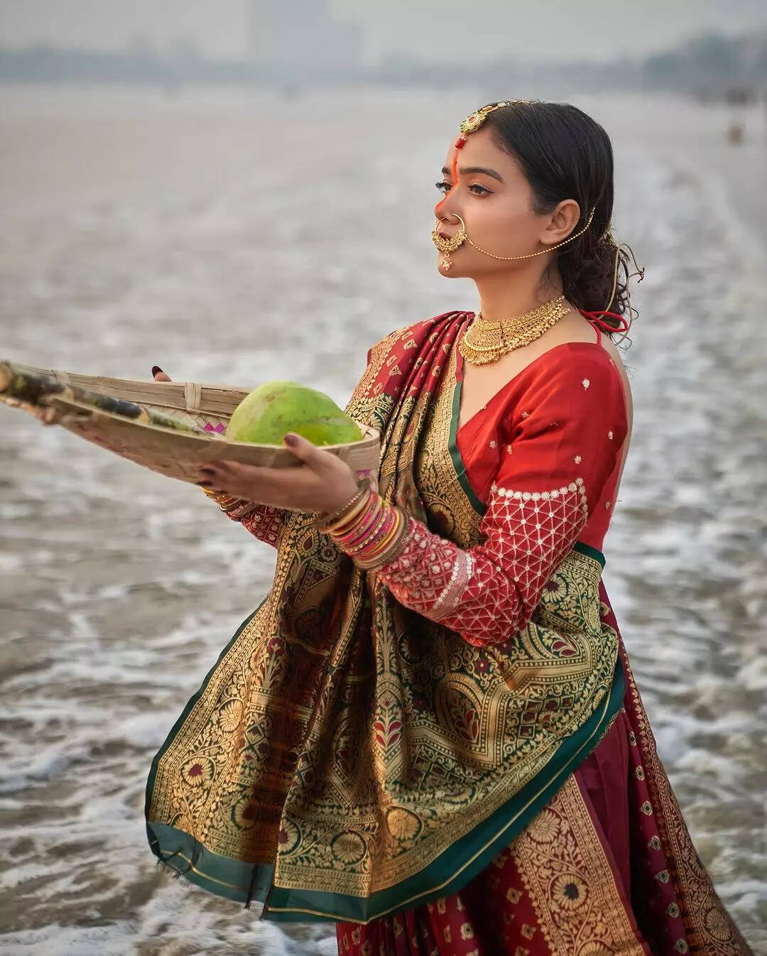मनीषा रानी ने छठी मैया को दिया अर्घ