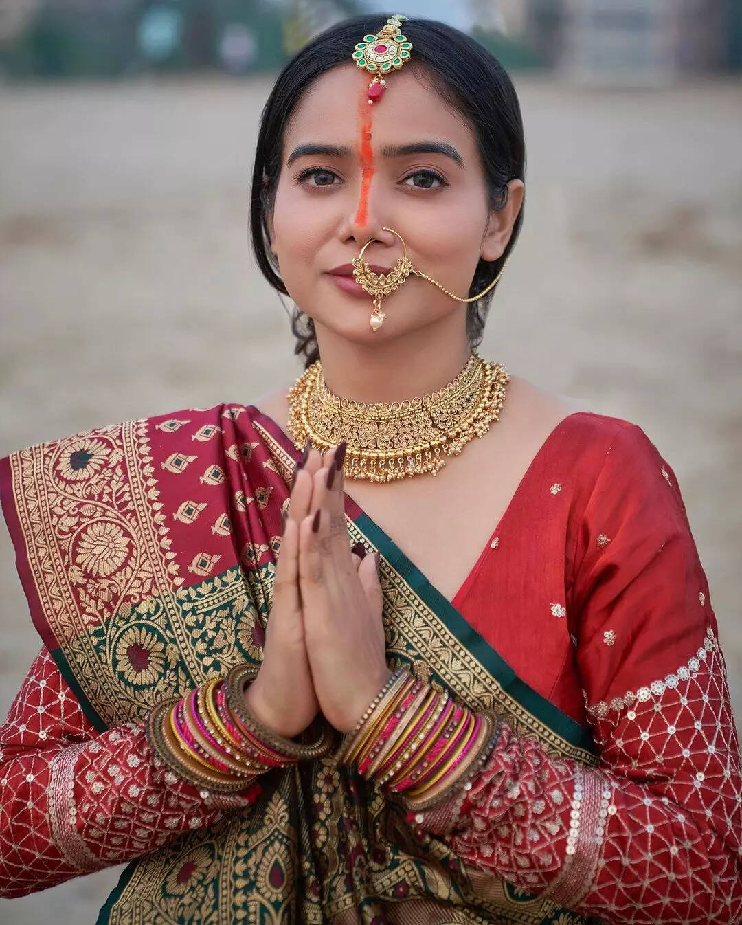 मनीषा रानी ने नाक से माथे तक लगाया सिंदूर