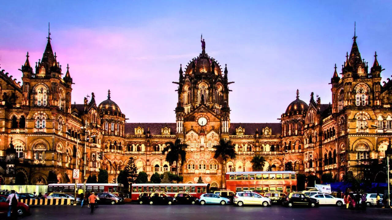 जिस रेलवे स्टेशन की हम बात कर रहे हैं उसका नाम छत्रपति शिवाजी महाराज टर्मिनस है। यह देश का सबसे पुराना रेलवे स्टेशन है। इसका निर्माण 1853 में शुरू किया गया था और 1887 में पूरा हुआ था। कुछ सालों बाद इसके नाम में भी बदलाव किया गया। 