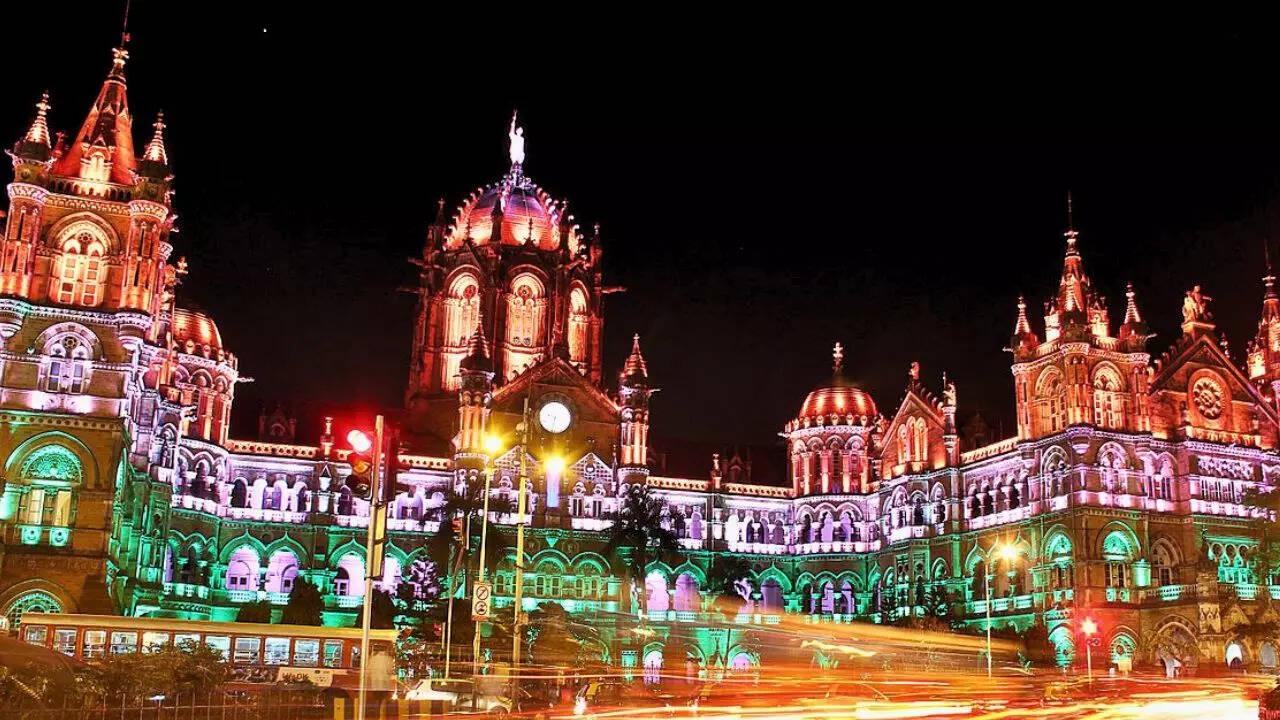 बता दें कि 1996 से पहले छत्रपति शिवाजी महाराज टर्मिनस का नाम विक्टोरिया टर्मिनस हुआ करता था। शुरुआती समय में इसका नाम बोरी बंदर था, लेकिन 1878 में महारानी विक्टोरिया के सम्मान में इसे विक्टोरिया टर्मिनस का नाम दिया गया।
