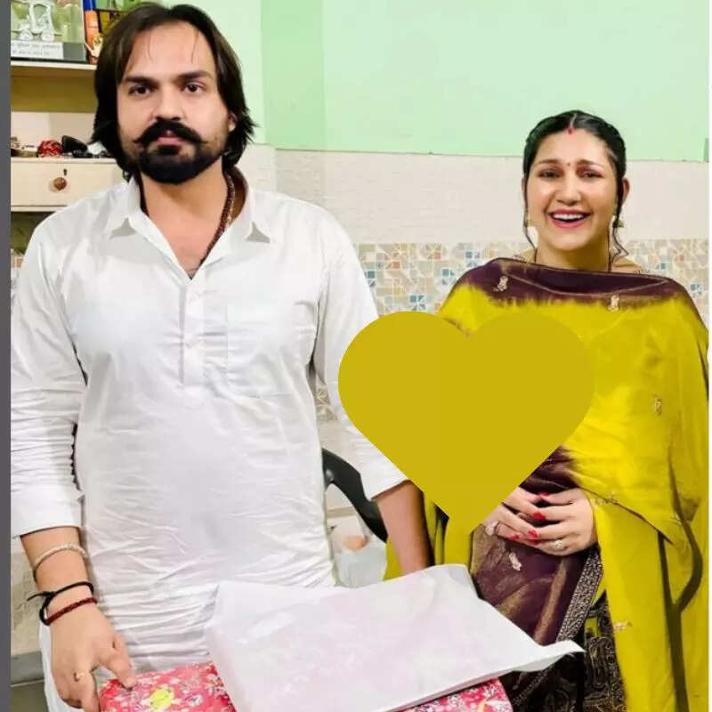 सपना चौधरी ने लिया बड़ों से आशीर्वाद