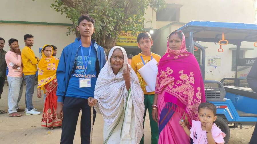 बुजुर्ग और दिव्यांग मतदाताओं की सहायता के लिए मतदान केंद्रों पर वॉलेंटियर्स