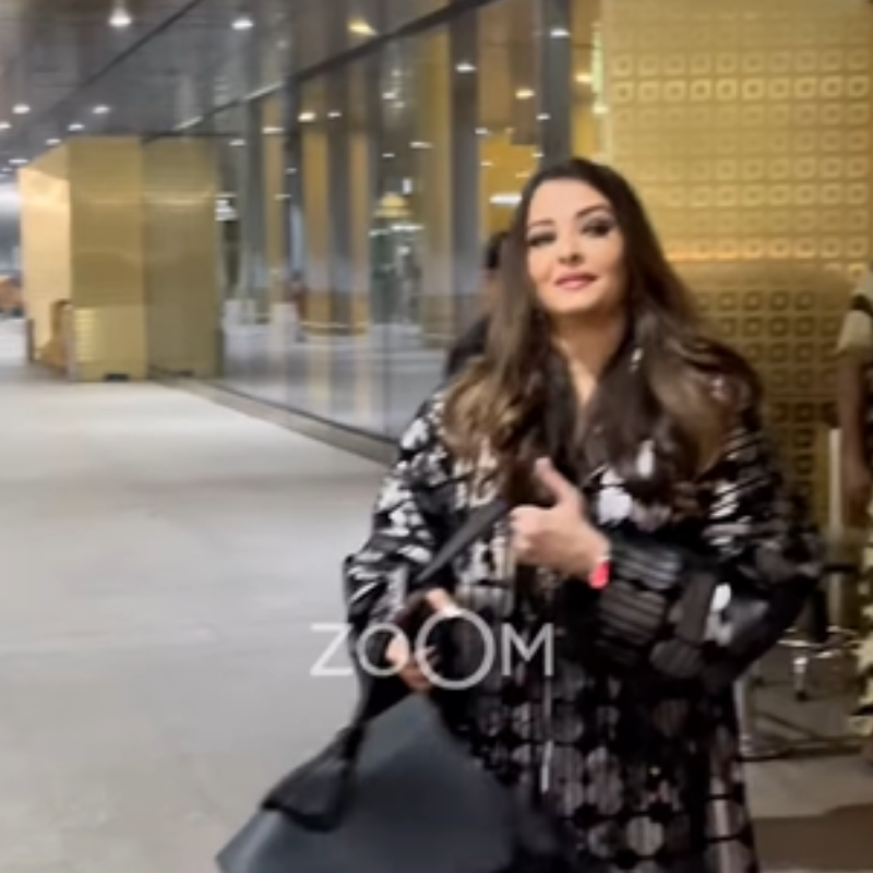 मुस्कुराते हुए एयरपोर्ट से बाहर आईं ऐश्वर्या राय बच्चन (Aishwarya Rai Bachchan)