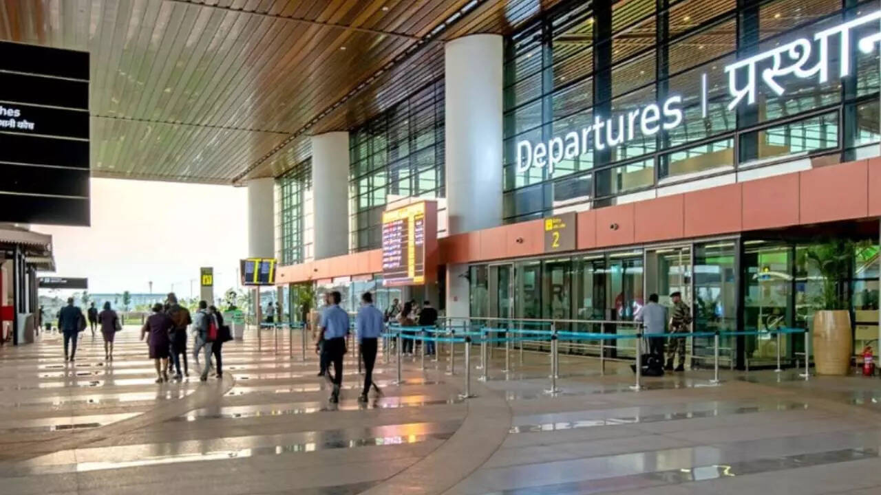 मनोहर अंतरराष्ट्रीय हवाई अड्डा        