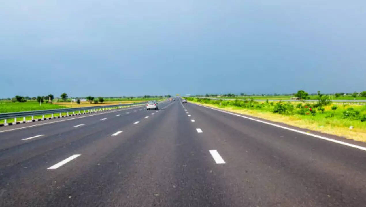 सड़क पर चढ़ने-उतरने की सुविधा कई जगहों से