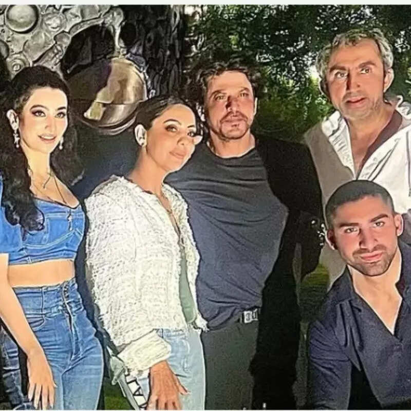 दिल्ली में शालिनी पासी की फैमिली के साथ पार्टी कर चुके हैं शाहरुख-गौरी
