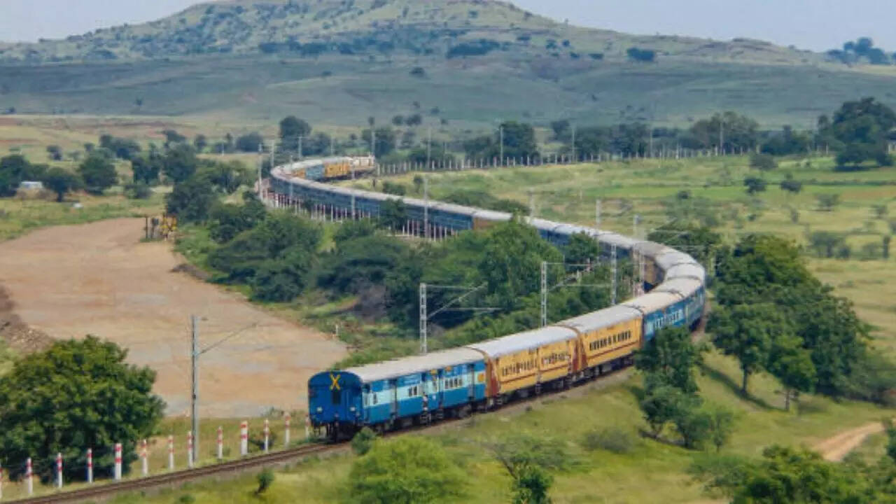 ऊबड़-खाबड़ और पहाड़ी इलाका
