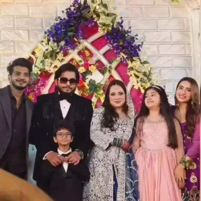 परिवार संग बेस्ट फ्रेंड की शादी में पहुंचे मुनव्वर फारूकी