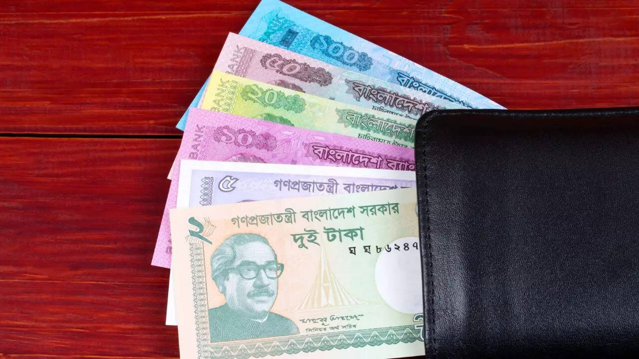 टका पर राजनीतिक तनाव का प्रभाव