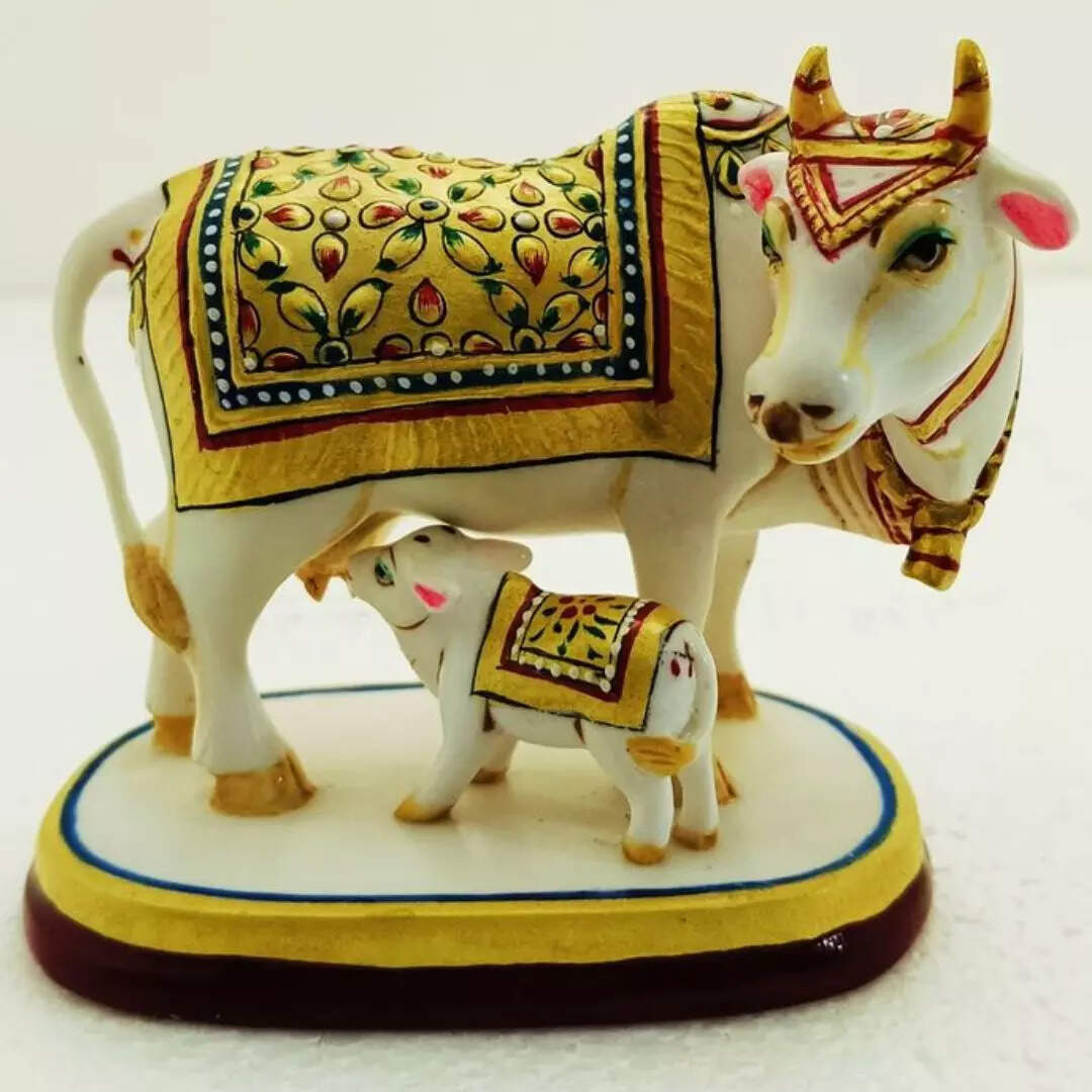 घर में कामधेनु गाय की ऐसी मूर्ति रखें