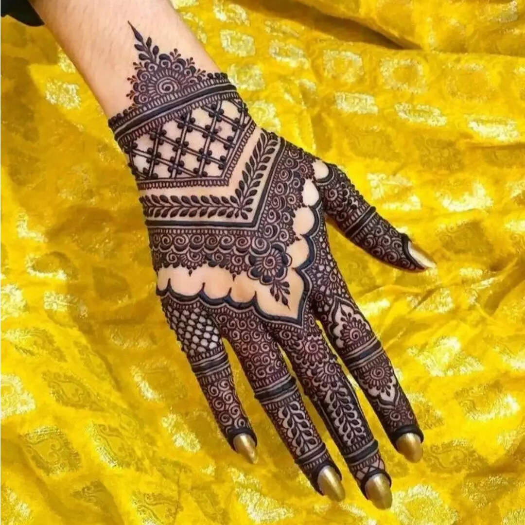 Top 5 Back Hand Mehndi Designs: उल्टे हाथ पर लगाएं ऐसी मेहंदी तो चढ़ेगा ...