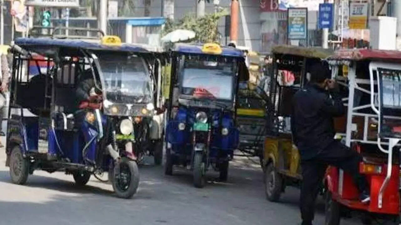 सबसे बड़ी ई-व्हीकल्स परेड