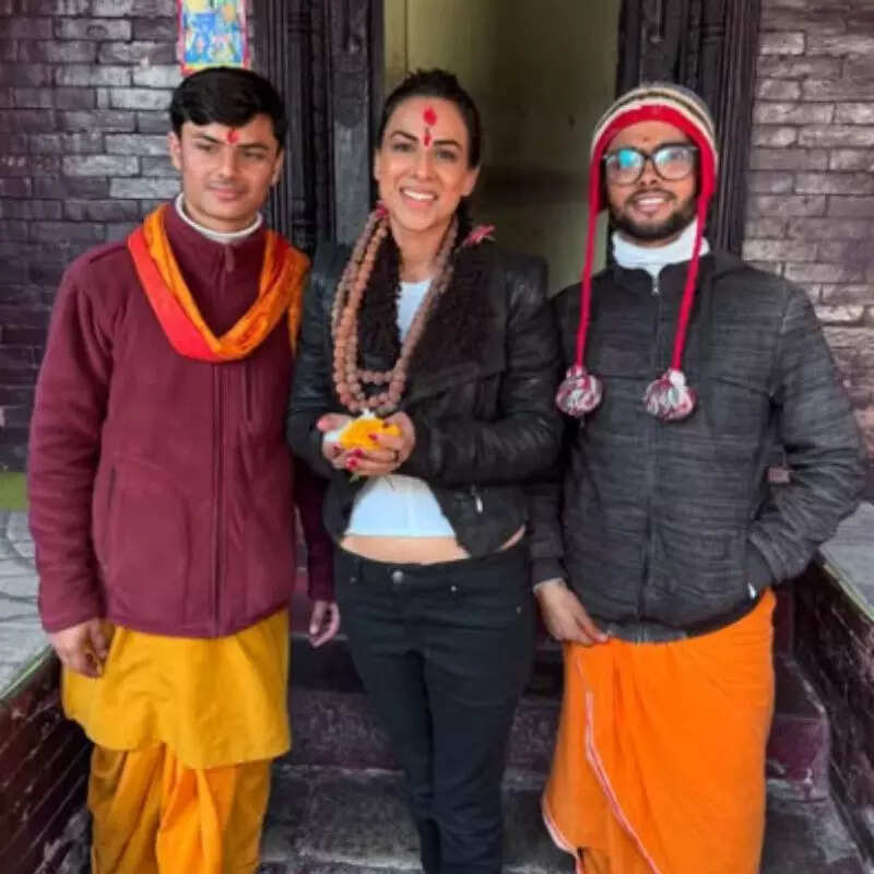 पशुपतिनाथ मंदिर दर्शन के लिए पहुंचीं निया शर्मा