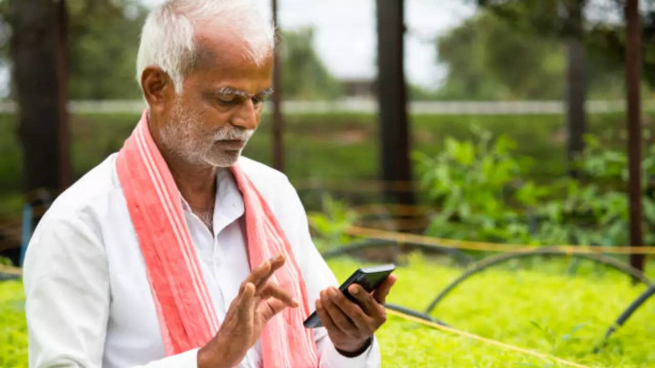 निजी कंपनियों के पास 31 अक्टूबर तक वायरलेस ग्राहकों का 91.78 प्रतिशत हिस्सा था, जबकि बीएसएनएल और एमटीएनएल की बाजार हिस्सेदारी केवल 8.22 प्रतिशत थी।इनपुट-आईएएनएस