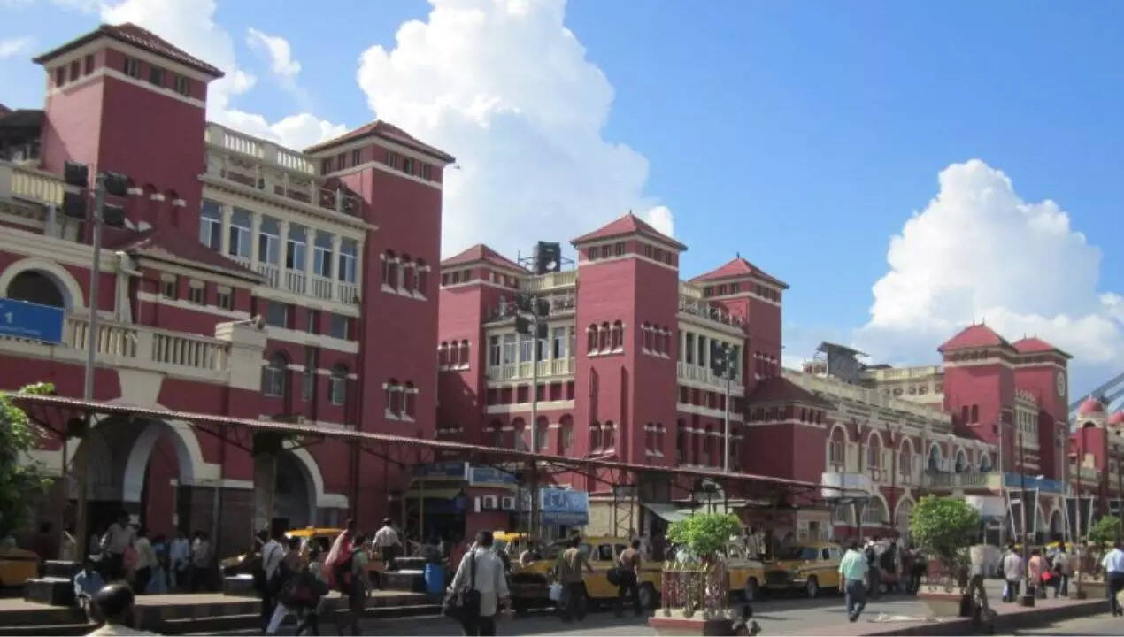 नदी के तट पर बसा हावड़ा जंक्शन